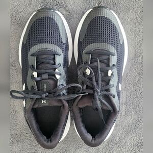 Size 8, Under Armour Surge 3. Black  White